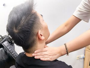 nguoi-choi-nho-mot-nguoi-khac-dung-ngon-tay-cai-an-vao-dong-mach-canh-hai-ben-co