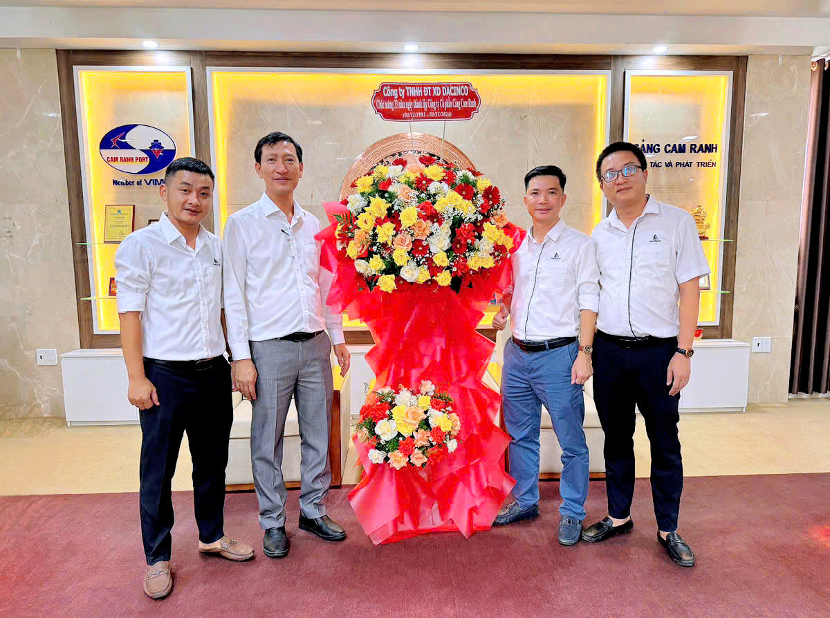 khach_hang_chuc_mung_33_nam_thanh_lap_cang_cam_ranh